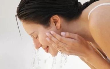 油性皮膚的類型有哪些？油性皮膚應(yīng)該如何護(hù)理？